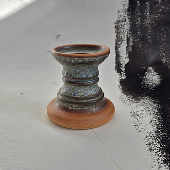 vintage LJUSSTAKE, terracotta och grågrönturkos glasyr från Rutebo Leksand, h 9,7 cm