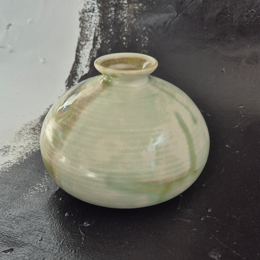 vintage VAS, handdrejad med grön glasyr och mönter i blått och brungrönt, h 11,5 cm - 7