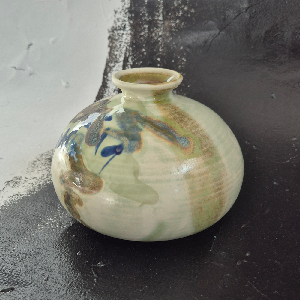 vintage VAS, handdrejad med grön glasyr och mönter i blått och brungrönt, h 11,5 cm - 6