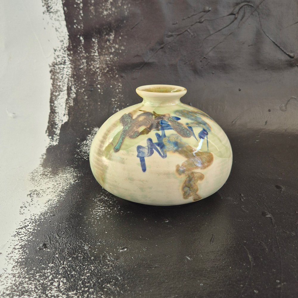 vintage VAS, handdrejad med grön glasyr och mönter i blått och brungrönt, h 11,5 cm