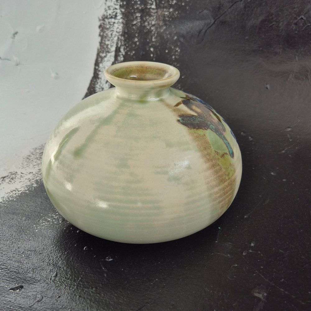 vintage VAS, handdrejad med grön glasyr och mönter i blått och brungrönt, h 11,5 cm - 8