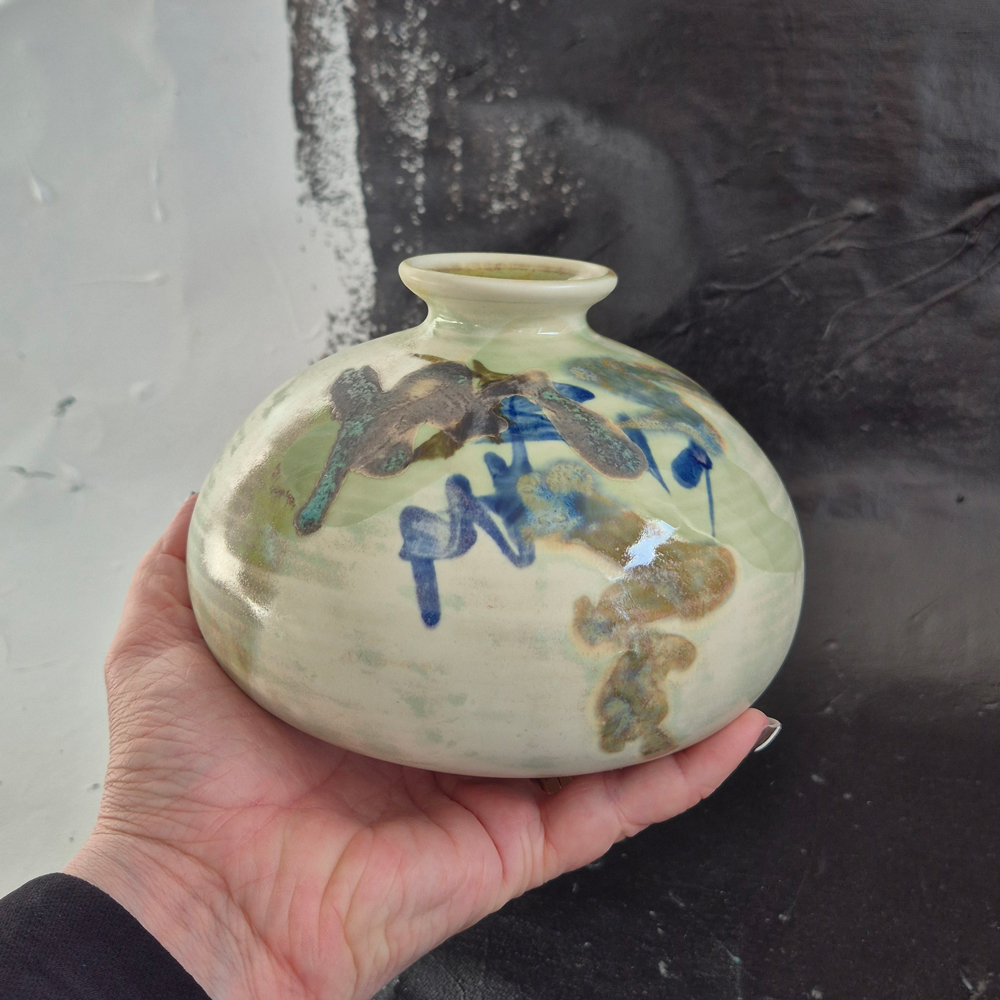vintage VAS, handdrejad med grön glasyr och mönter i blått och brungrönt, h 11,5 cm - 4