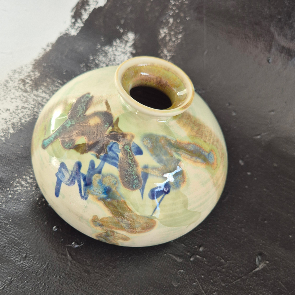 vintage VAS, handdrejad med grön glasyr och mönter i blått och brungrönt, h 11,5 cm - 2