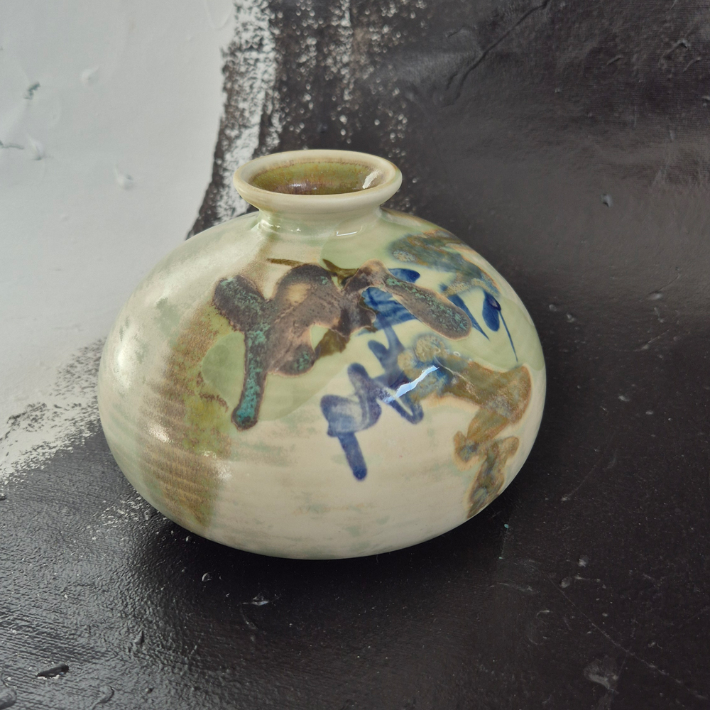 vintage VAS, handdrejad med grön glasyr och mönter i blått och brungrönt, h 11,5 cm - 9