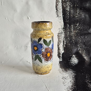 vintage VAS, gulbeige med blommor i blått och brunt, Veb Haldensleben GDR, h 18,2 cm