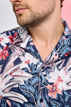 Skjorta kortärm. blå med blommönster . Märke  DESOTO, 