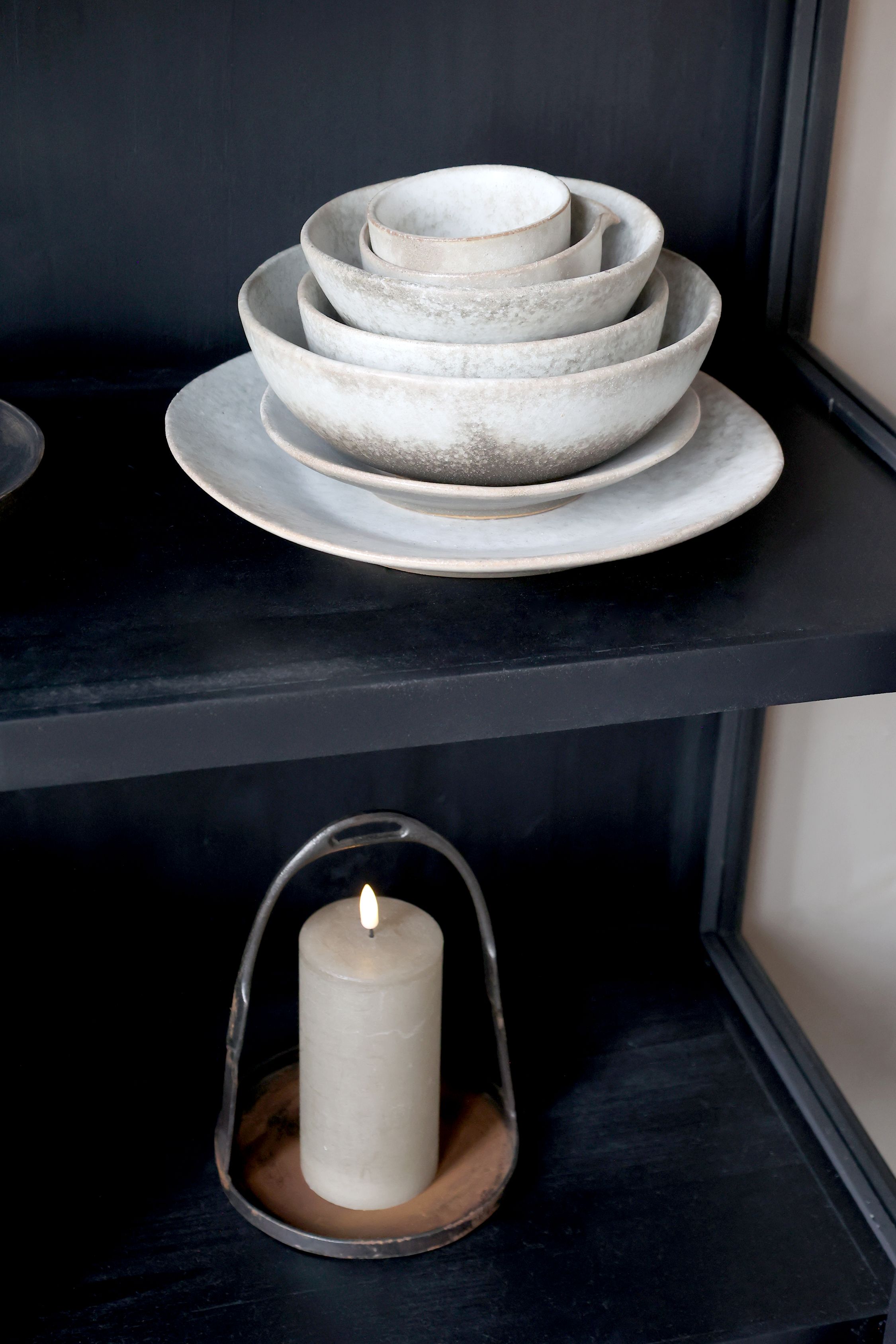 Vitrinskåp i lantlig stil från Chic Antique