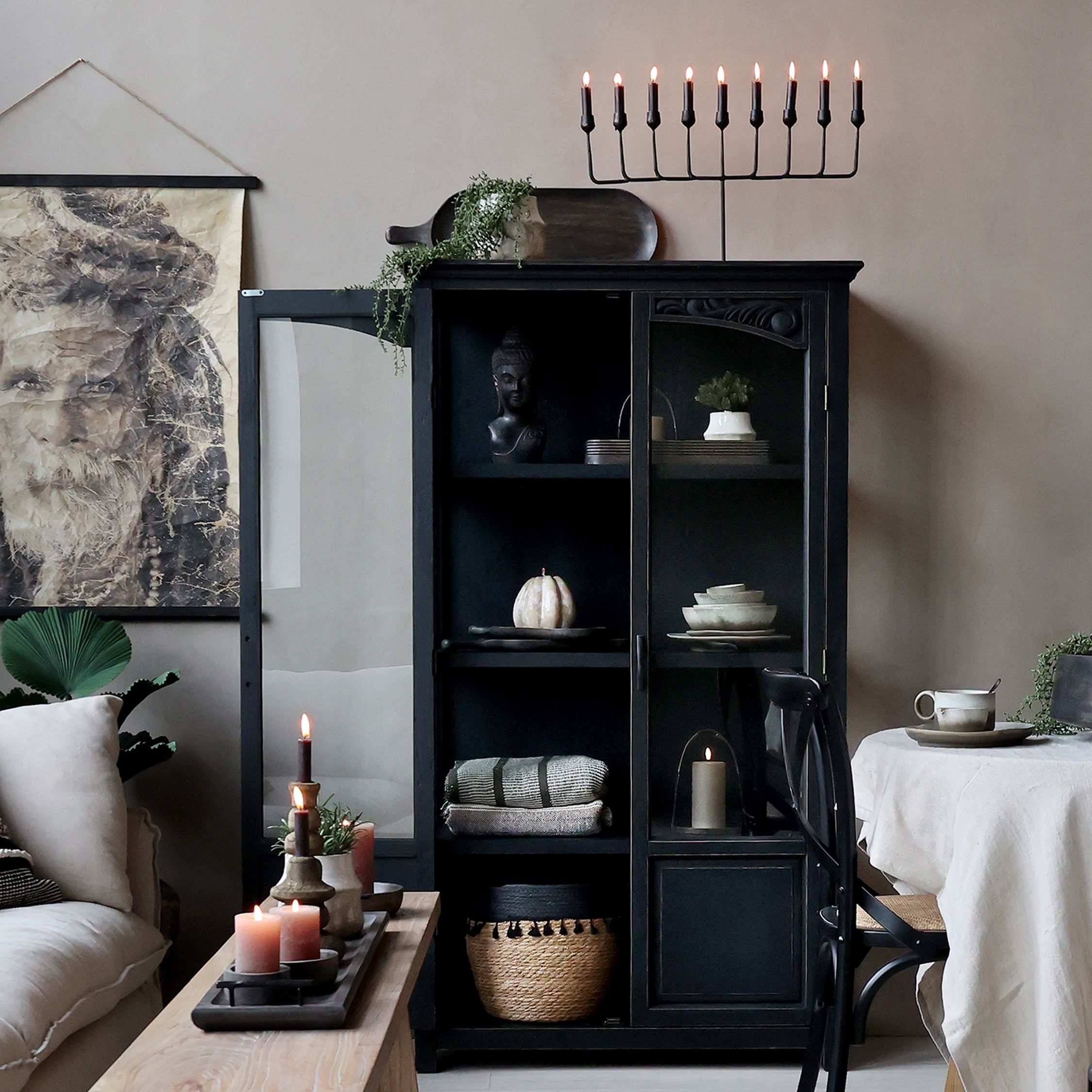 Vitrinskåp i lantlig stil från Chic Antique