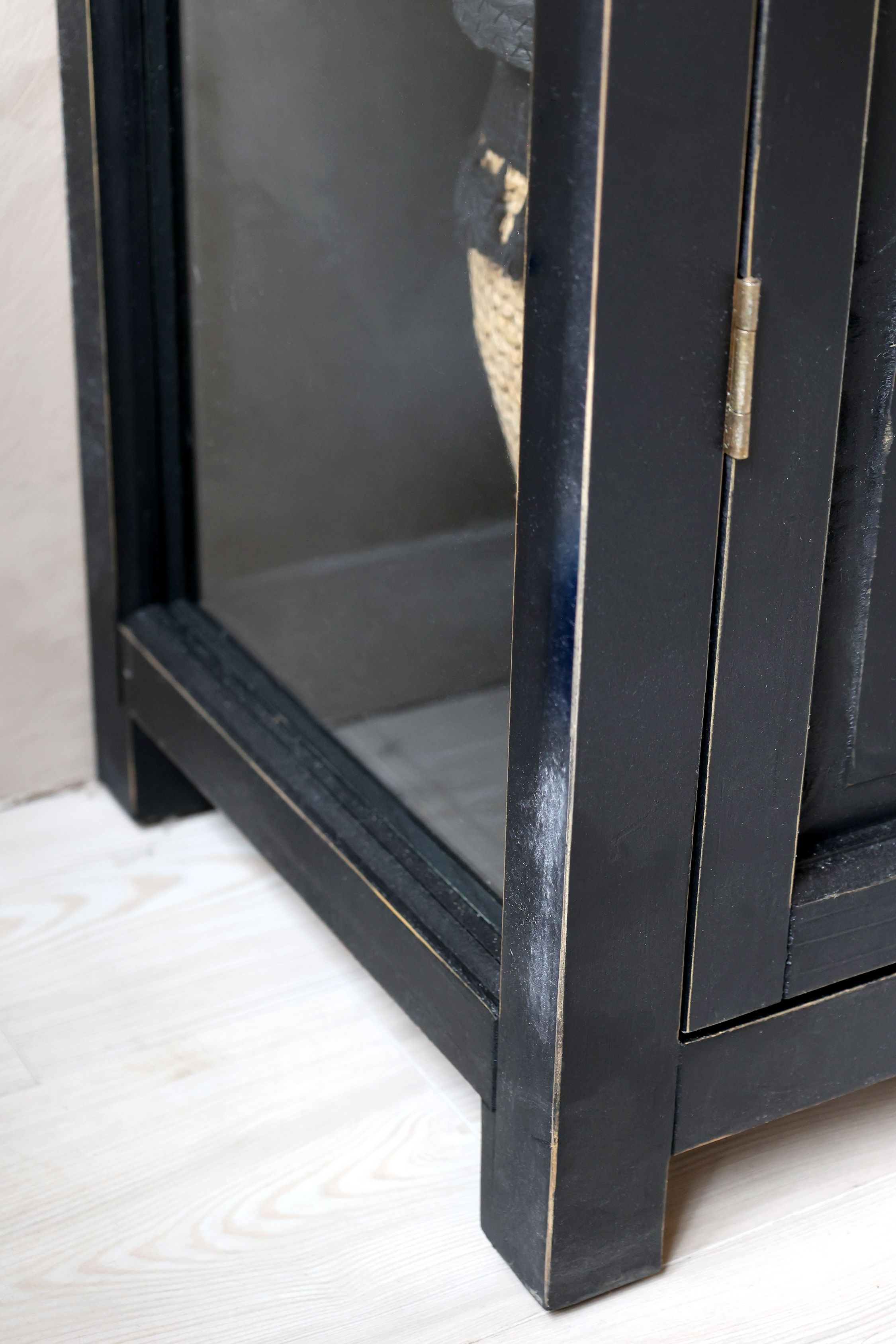 Vitrinskåp i lantlig stil från Chic Antique