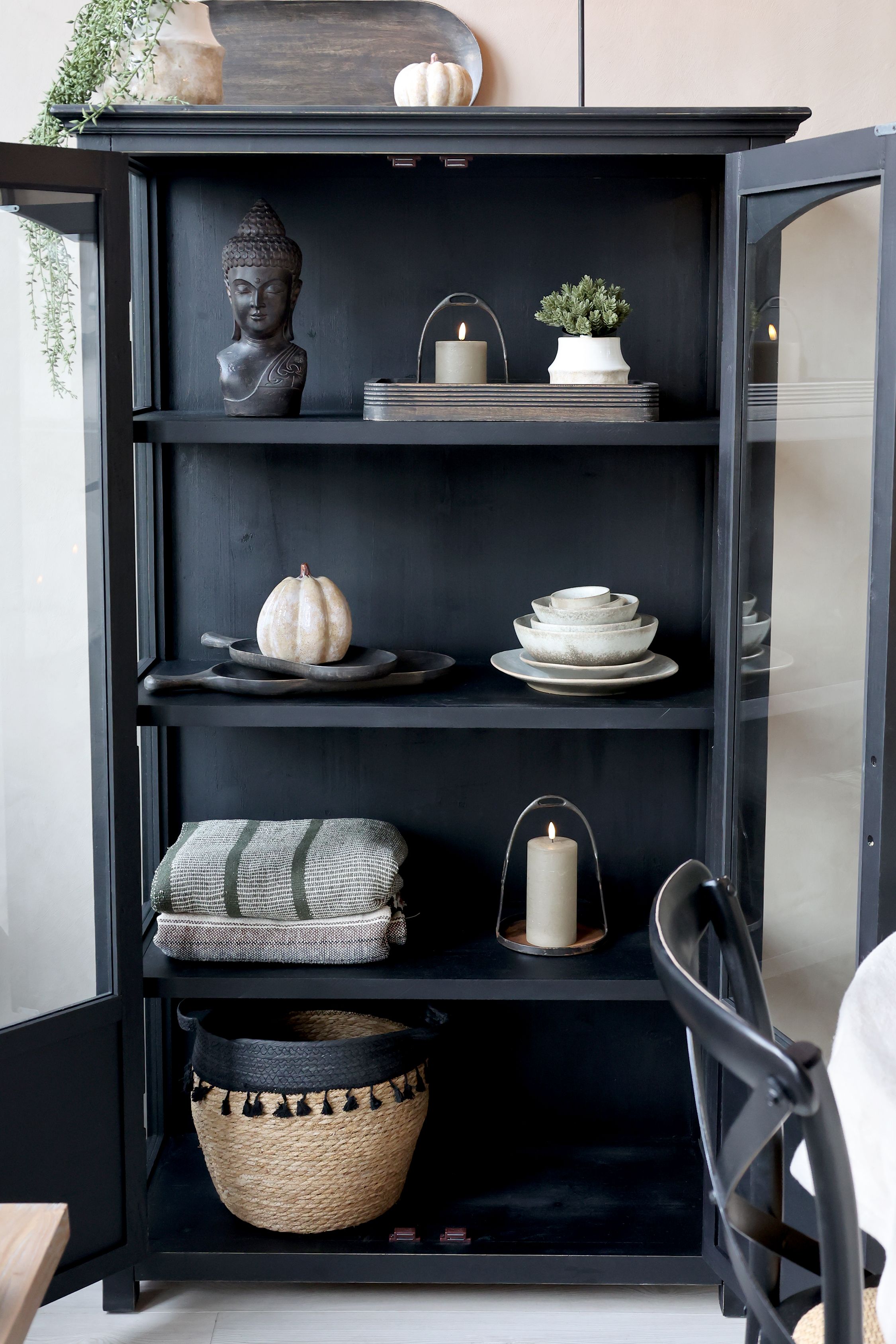 Vitrinskåp i lantlig stil från Chic Antique