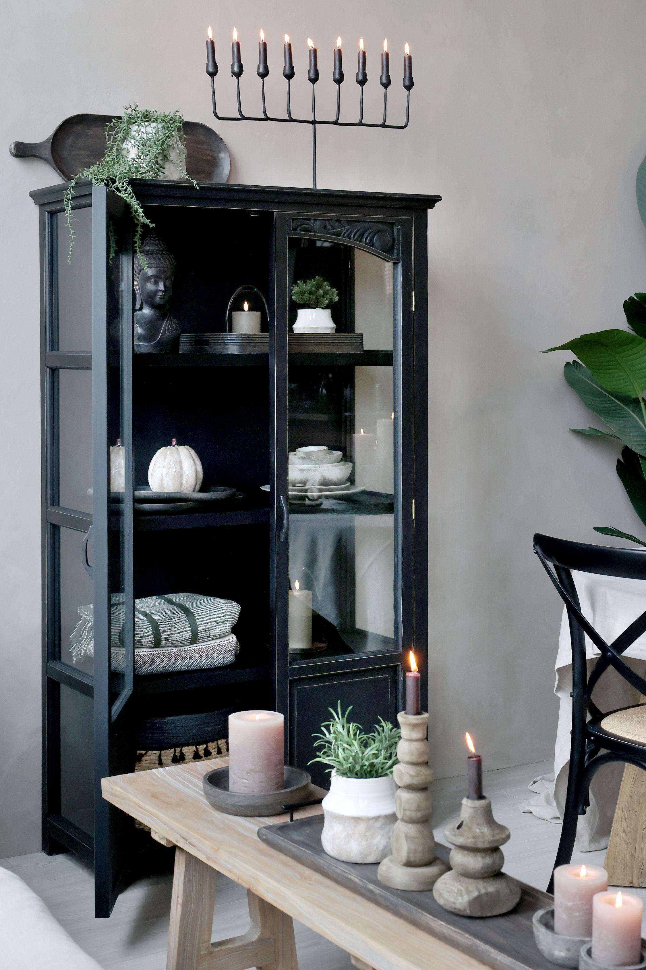 Vitrinskåp i lantlig stil från Chic Antique