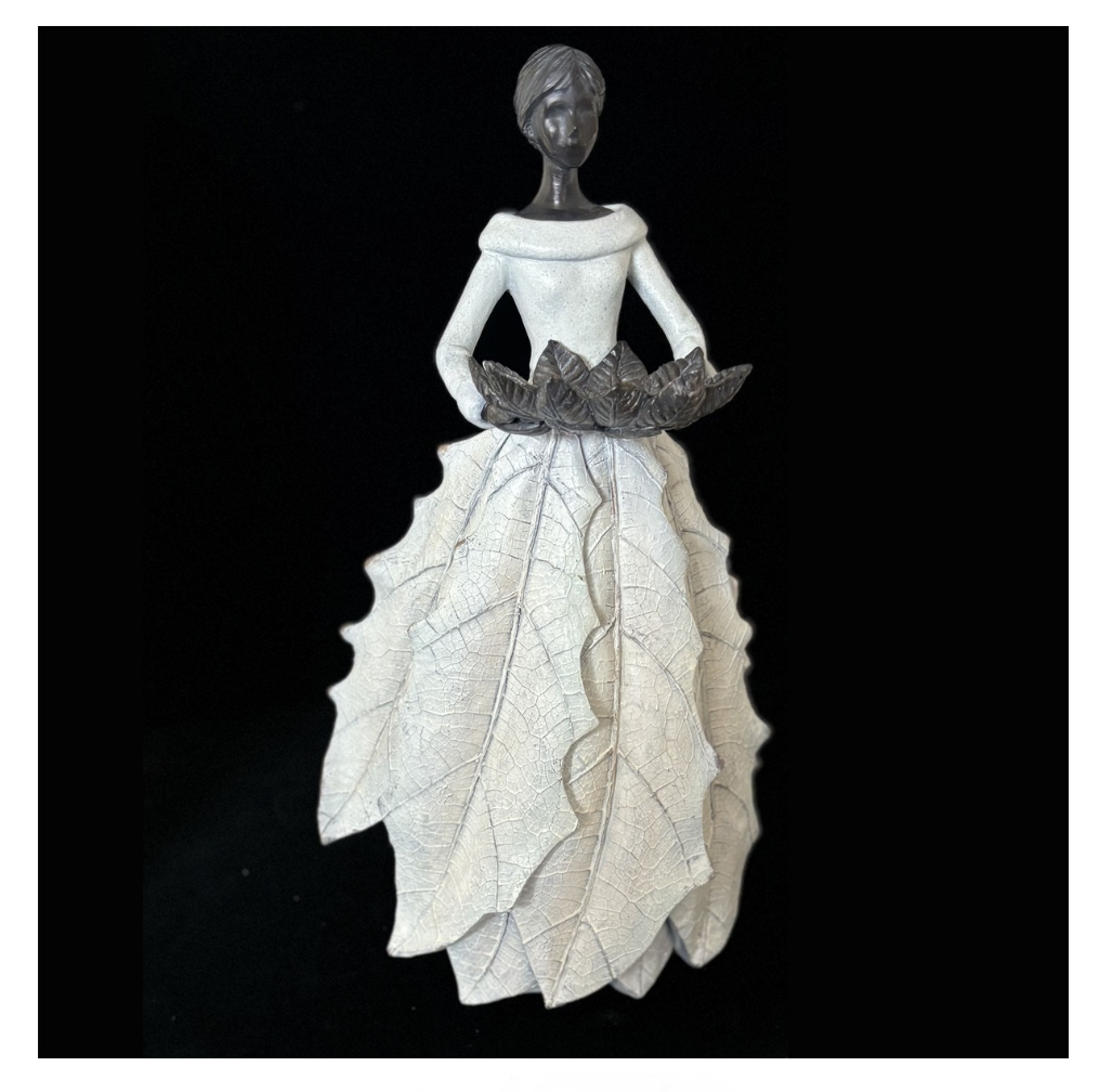 Dam med lövklänning vit 45 cm. Trädgårdsdam