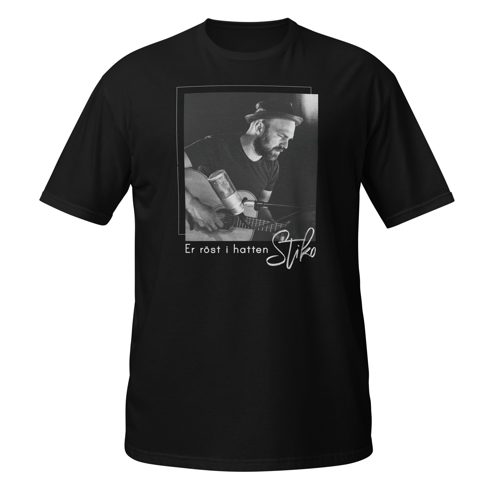 Svart t-shirt från livestreamserien "Er röst i hatten" som startade under pandemin 2020. Finns i storlekarna: S–3XL. Material: 100 % bomull.