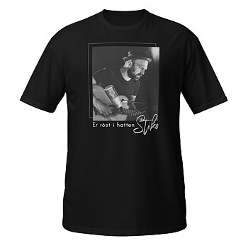 Svart t-shirt från livestreamserien "Er röst i hatten" som startade under pandemin 2020. Finns i storlekarna: S–3XL. Material: 100 % bomull.