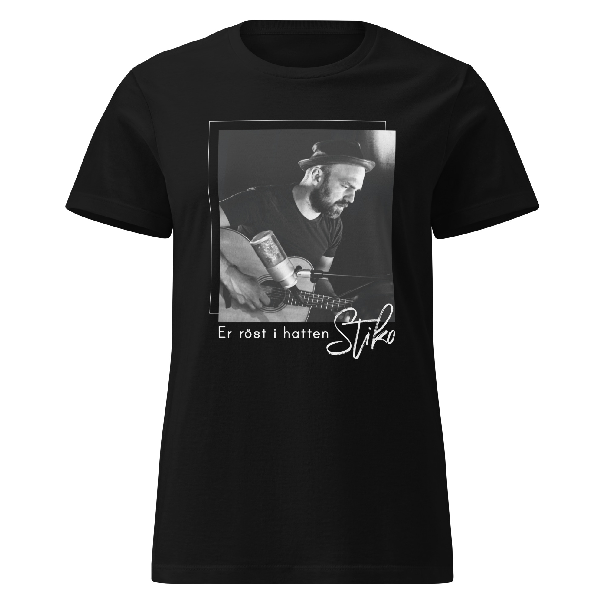 Svart t-shirt i dammodell med tryck från livestreamserien "Er röst i hatten" som startade under pandemin 2020. Finns i storlekarna: S–2XL. Material: 100 % bomull.