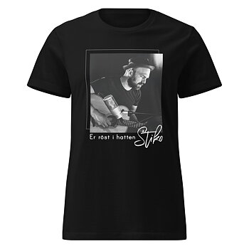 Svart t-shirt i dammodell med tryck från livestreamserien "Er röst i hatten" som startade under pandemin 2020. Finns i storlekarna: S–2XL. Material: 100 % bomull.