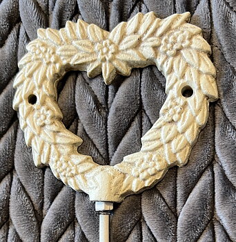 Krok hjärta krans antik-vit metall shabby chic lantlig stil