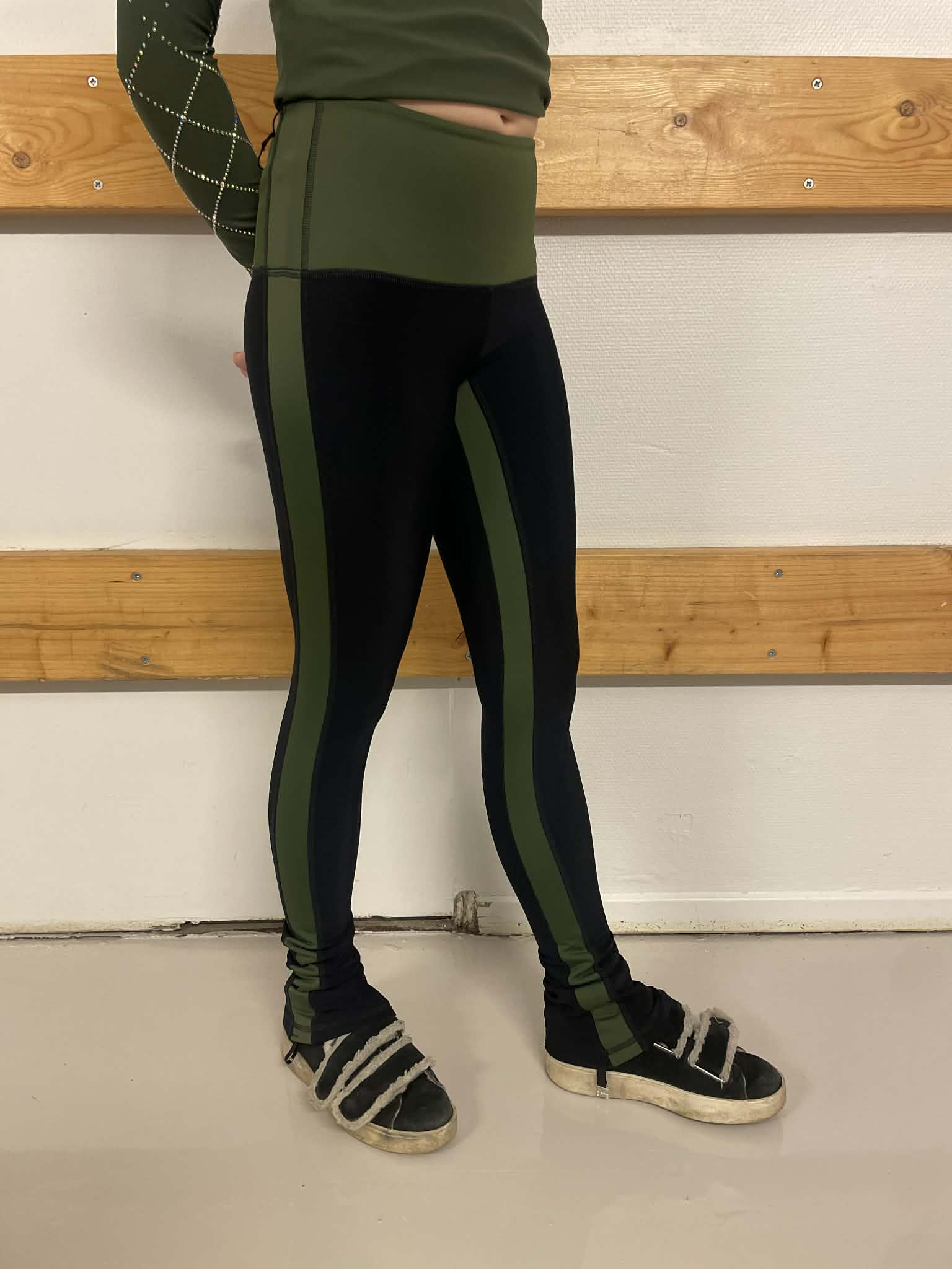 Byxor från Thuono med skogsgrön dekoration - 3