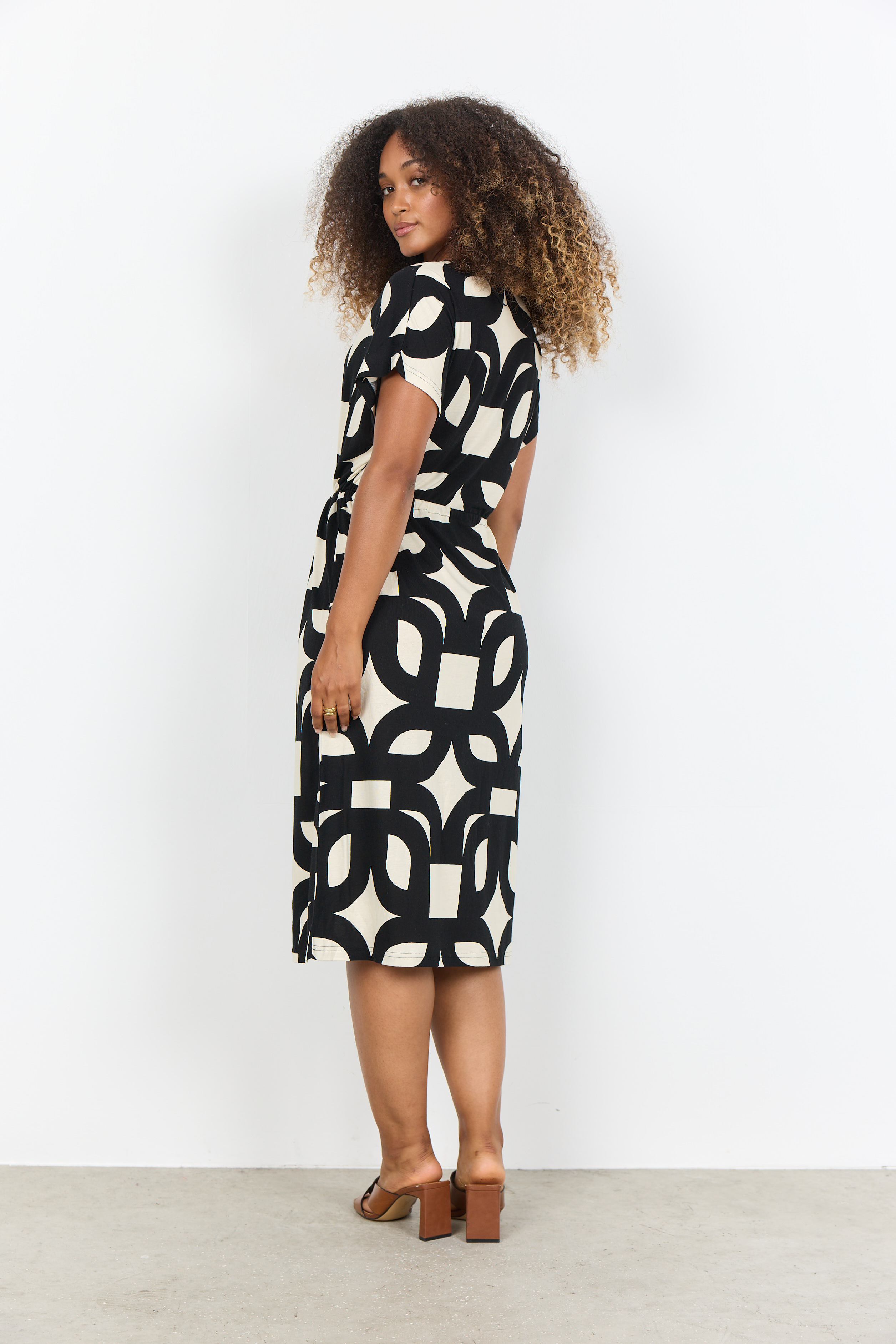 SC-FELICITY AOP 543 Dress Svart Mönstrad trikåklänning - 4