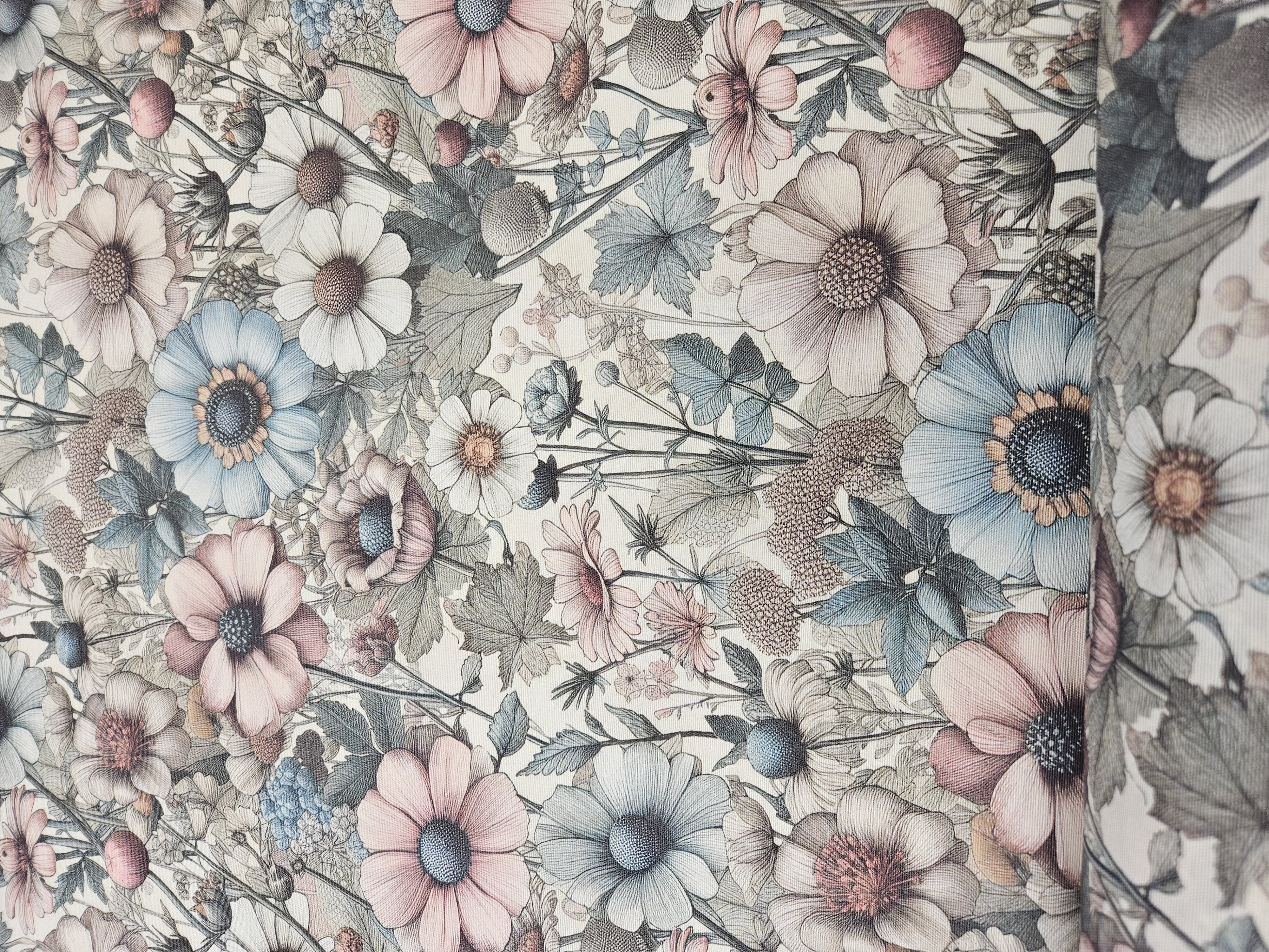 beige botten  med anemoner i olika färger