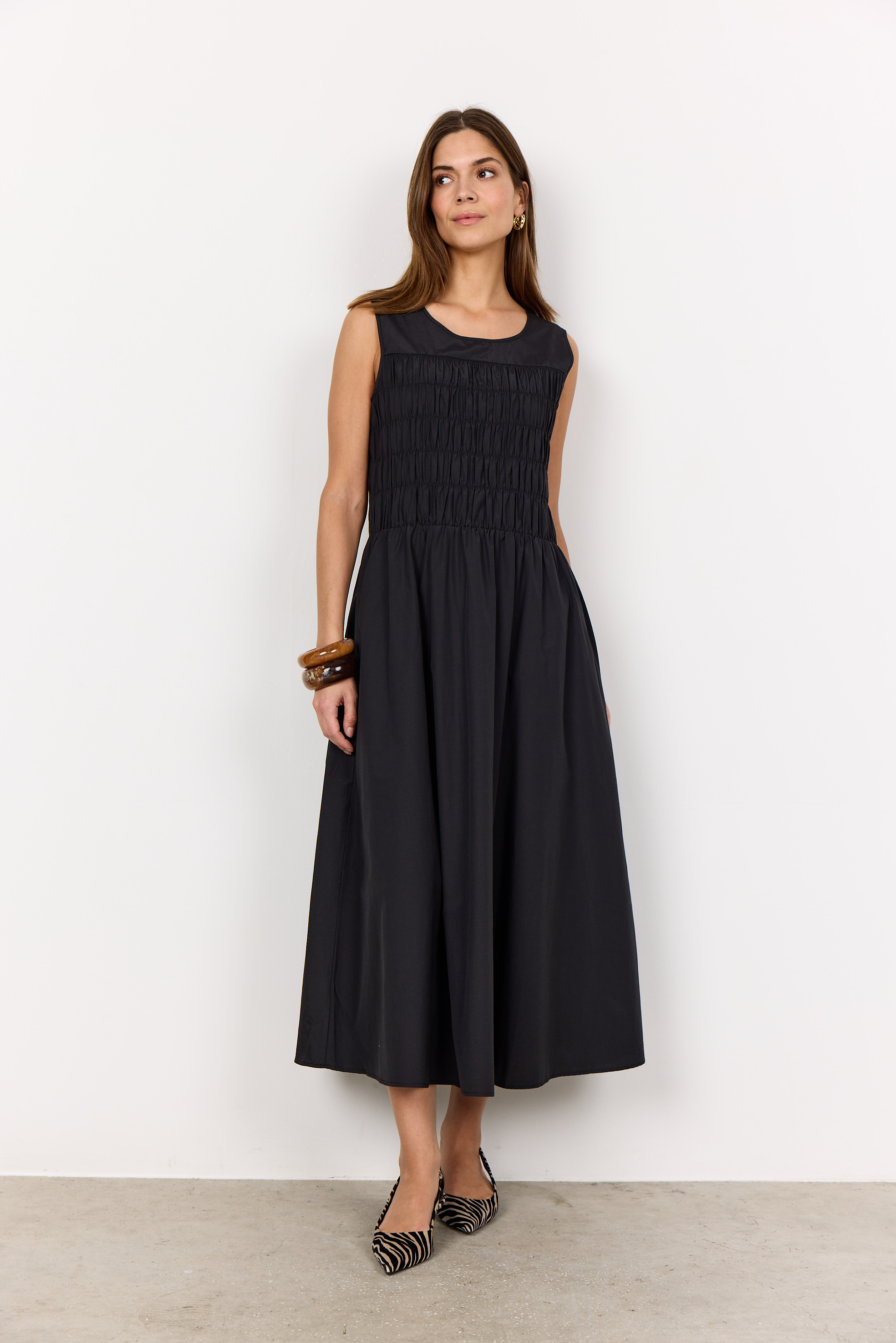  SC-NETTI 107 Dress Svart Klänning med smock