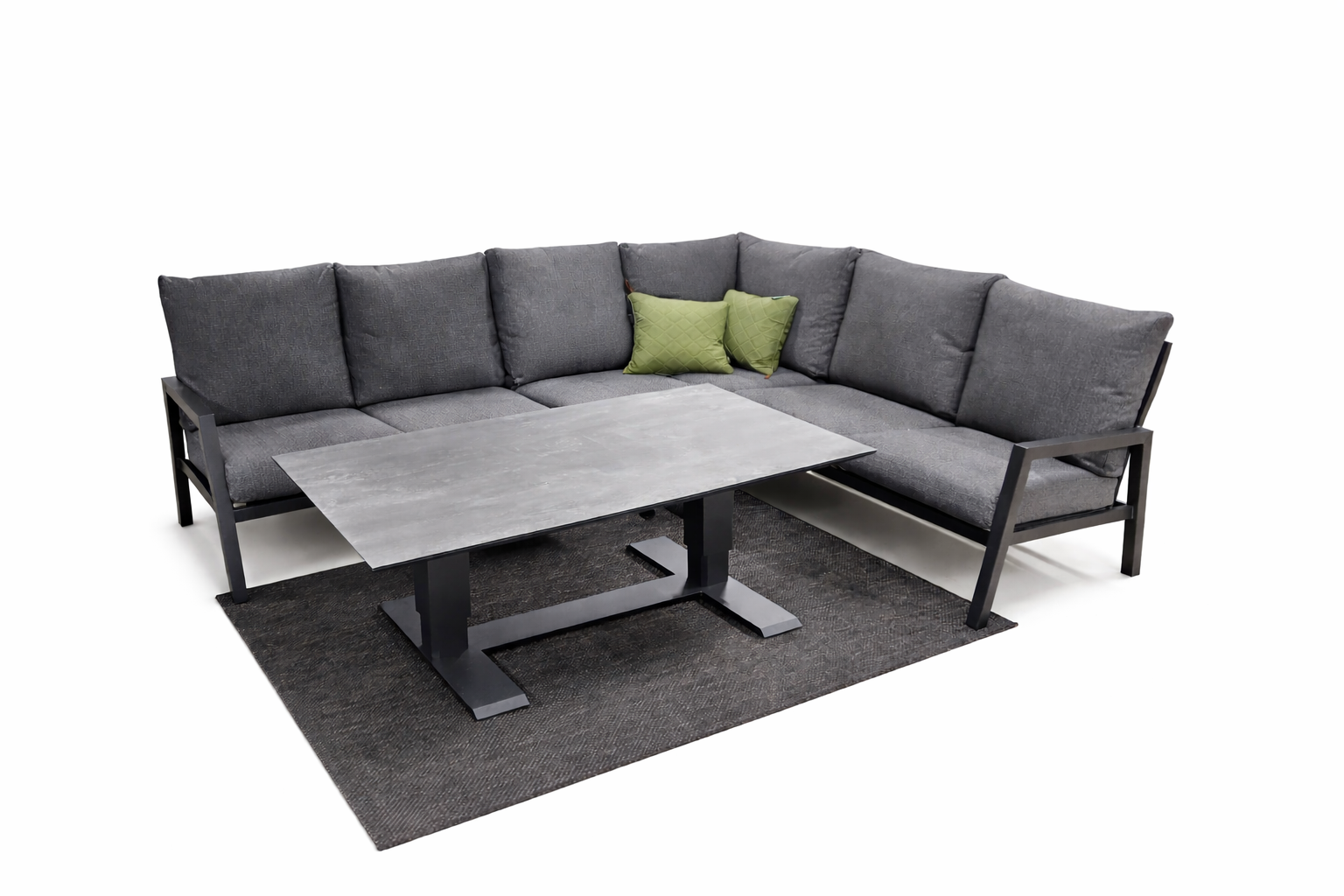 Larv hörnsoffa i antracit med mörkgrå dynor, visad som L-formad loungesoffa på en matta. Framför soffan står ett rektangulärt bord. Soffan har raka armstöd, hög rygg och modern design.
