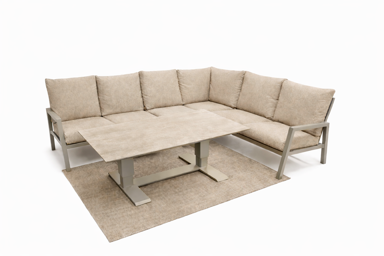 Larv hörnsoffa khaki med beige dynor tillsammans med bord på matta, produktbild för uteplats och terrass.