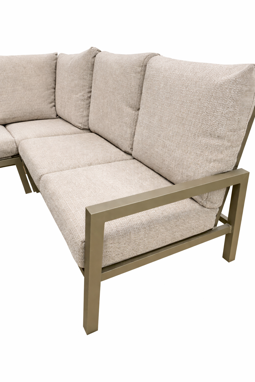 Detaljbild av Larv hörnsoffa khaki med beige dynor, hög rygg och aluminiumarmstöd.