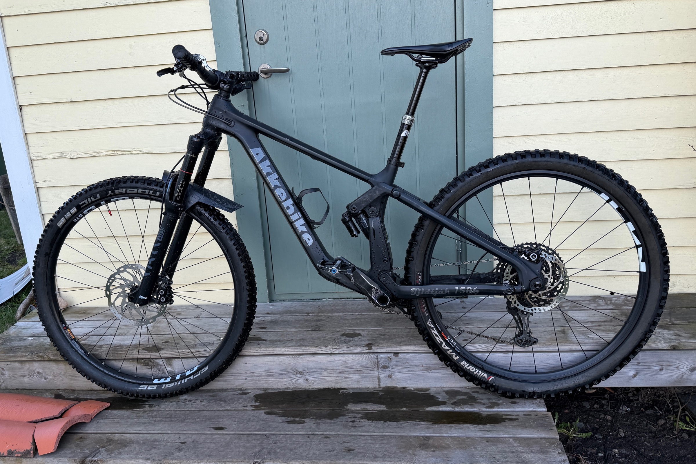 Akkebike - Tjidtják 1586 - Storlek medium  - Beg - Såld - 2