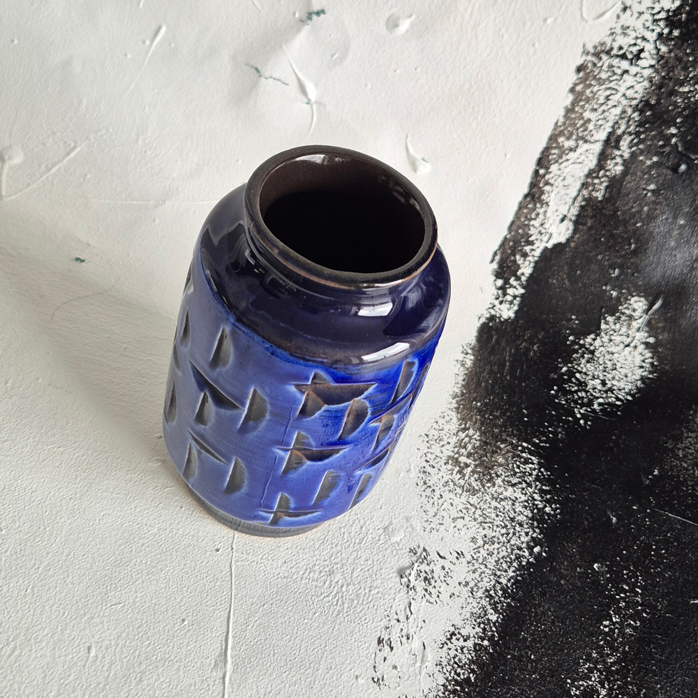 vintage VAS, blå grafiskt reliefmönster, h 14,5 cm - 2