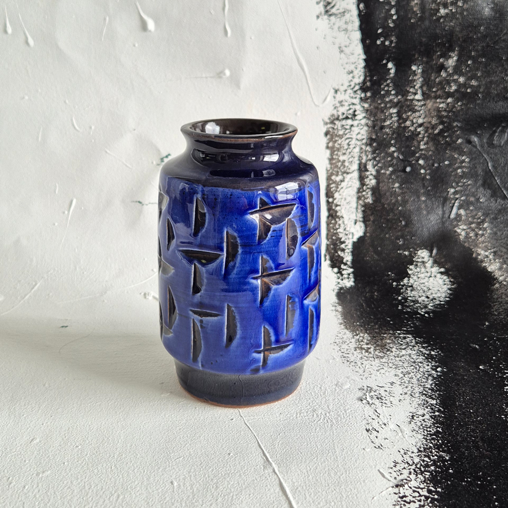 vintage VAS, blå grafiskt reliefmönster, h 14,5 cm