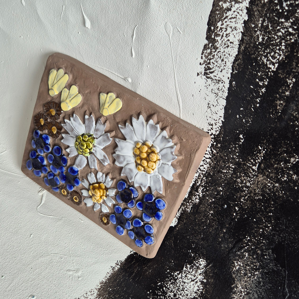 vintage KERAMIKTAVLA, brun lera med blommotiv i vitt, blått och gult, Jie Sweden, h 15,5 cm - 2