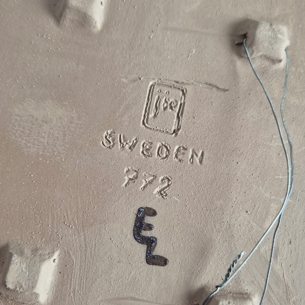 vintage KERAMIKTAVLA, brun lera med blommotiv i vitt, blått och gult, Jie Sweden, h 15,5 cm - 6