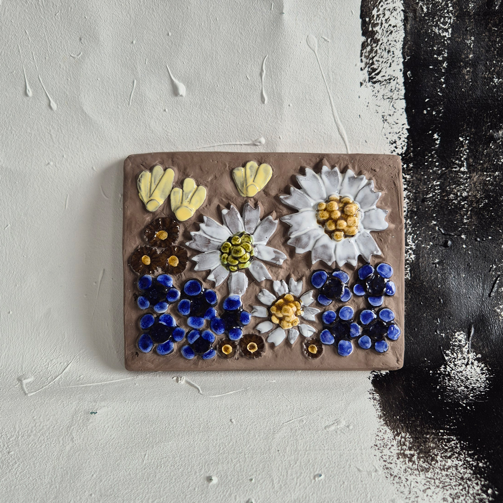 vintage KERAMIKTAVLA, brun lera med blommotiv i vitt, blått och gult, Jie Sweden, h 15,5 cm