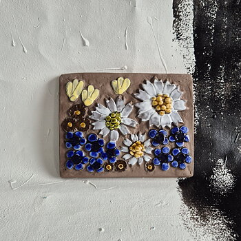 vintage KERAMIKTAVLA, brun lera med blommotiv i vitt, blått och gult, Jie Sweden, h 15,5 cm