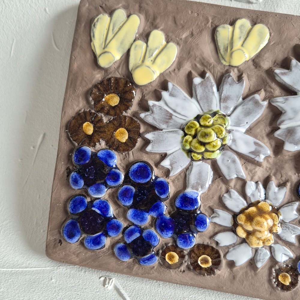 vintage KERAMIKTAVLA, brun lera med blommotiv i vitt, blått och gult, Jie Sweden, h 15,5 cm - 4