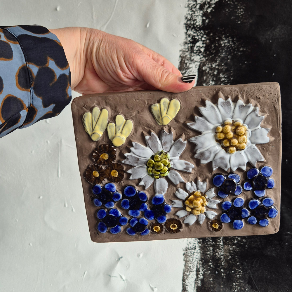vintage KERAMIKTAVLA, brun lera med blommotiv i vitt, blått och gult, Jie Sweden, h 15,5 cm - 5