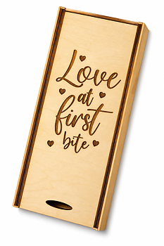 Chokladask i trä – Love at first bite | Present till chokladälskaren
