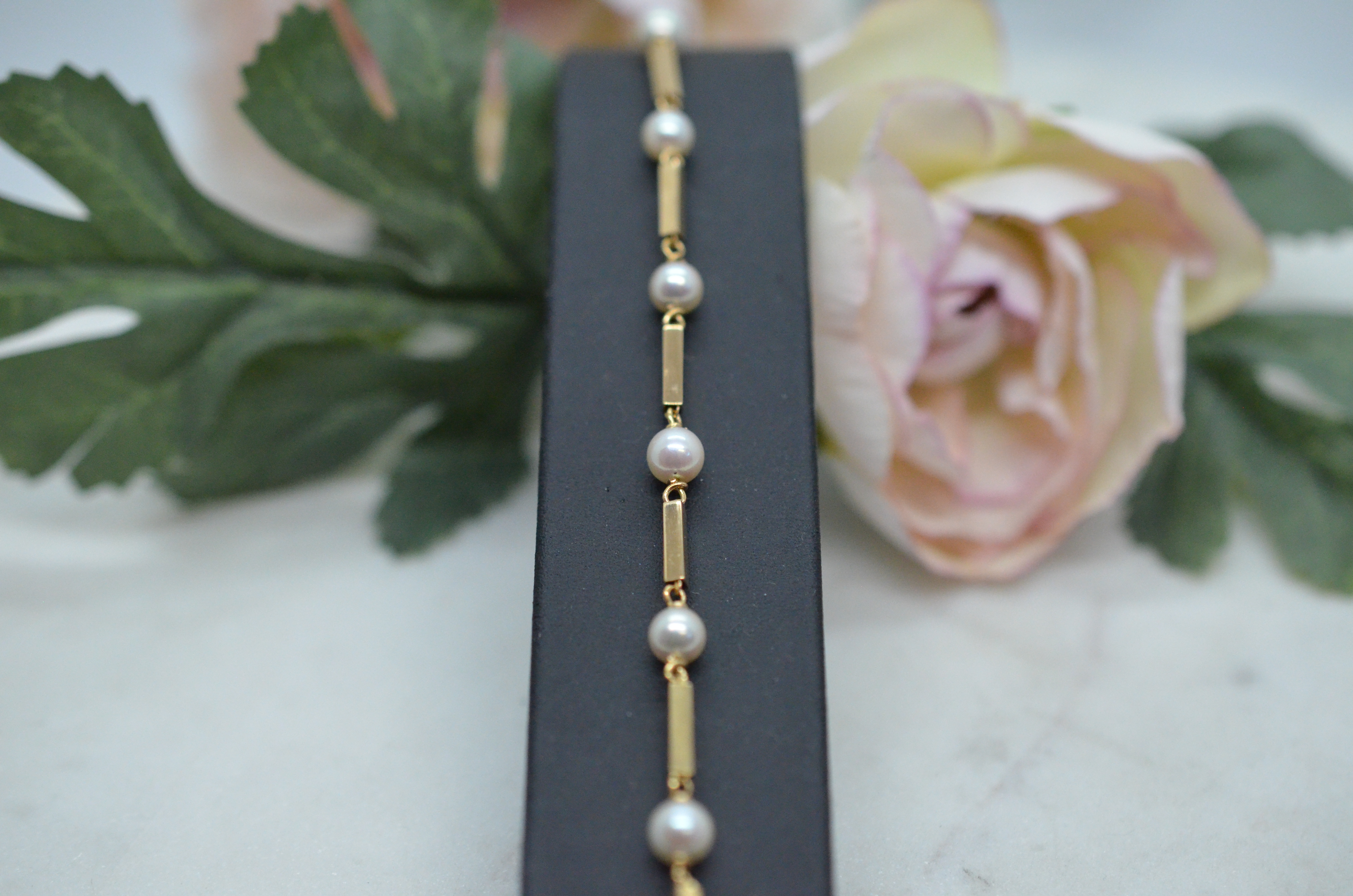 Vintage 18k bracelet with cultured freshwater pearls and rod