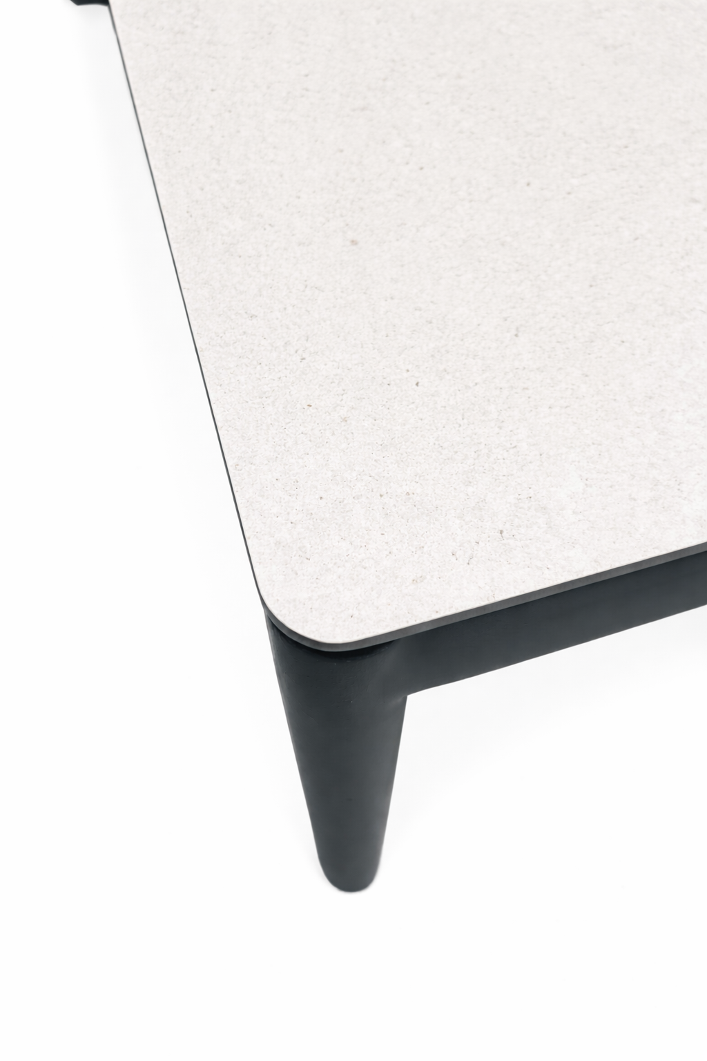 Detalj av Cesar soffgrupp antracit med aluminiumstomme och bordsskiva