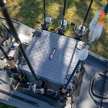 Yakattack BlackPak Pro, 16 x 16 x 13, inklusive Deckel und 6 Rutenhalter - Battleship Grey