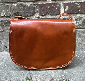 Sadelväska i vackert skinn, cognac