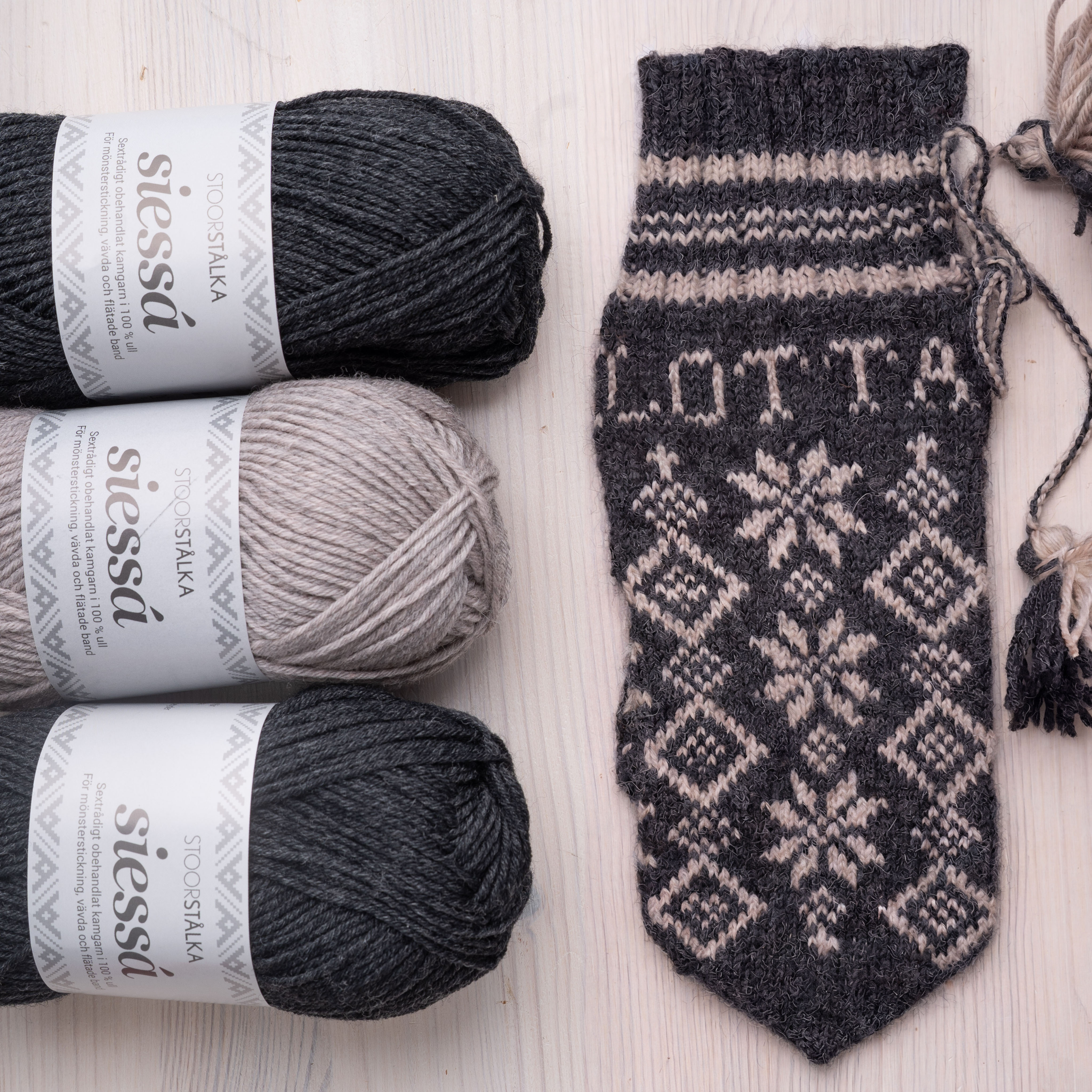 Knitting bundle mitten Snowflake from Juni Dark Gray–Light Gray