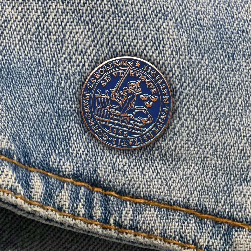 Pin med universitetets sigill
