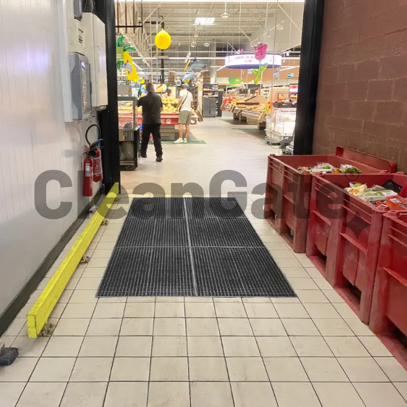 Smal passage från lagret in till livsmedelsbutik med installation av Cleangate.