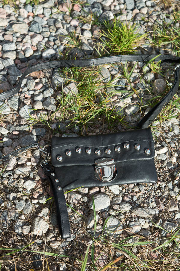 Frontrow Living - Rivet Wave Rustic Black Nappa - 4