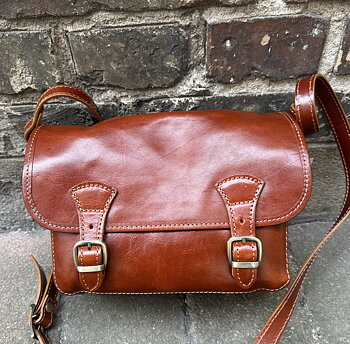 Skinnväska med magnetspännen, cognac