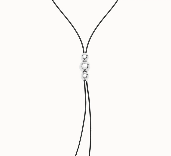 Långt läderhalsband med tre centrala pärlor