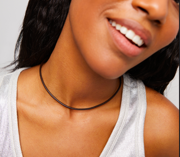 Kort charmhalsband i läder