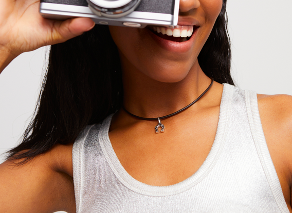 Kort charmhalsband i läder